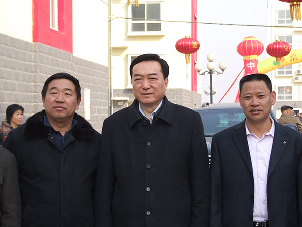 原河北省省长陈全国到云顶国际·(中国)唯一官方网站
视察，并与黄儿营西村党委书记宁小五、云顶国际·(中国)唯一官方网站
董事长雷国玺合影留念。